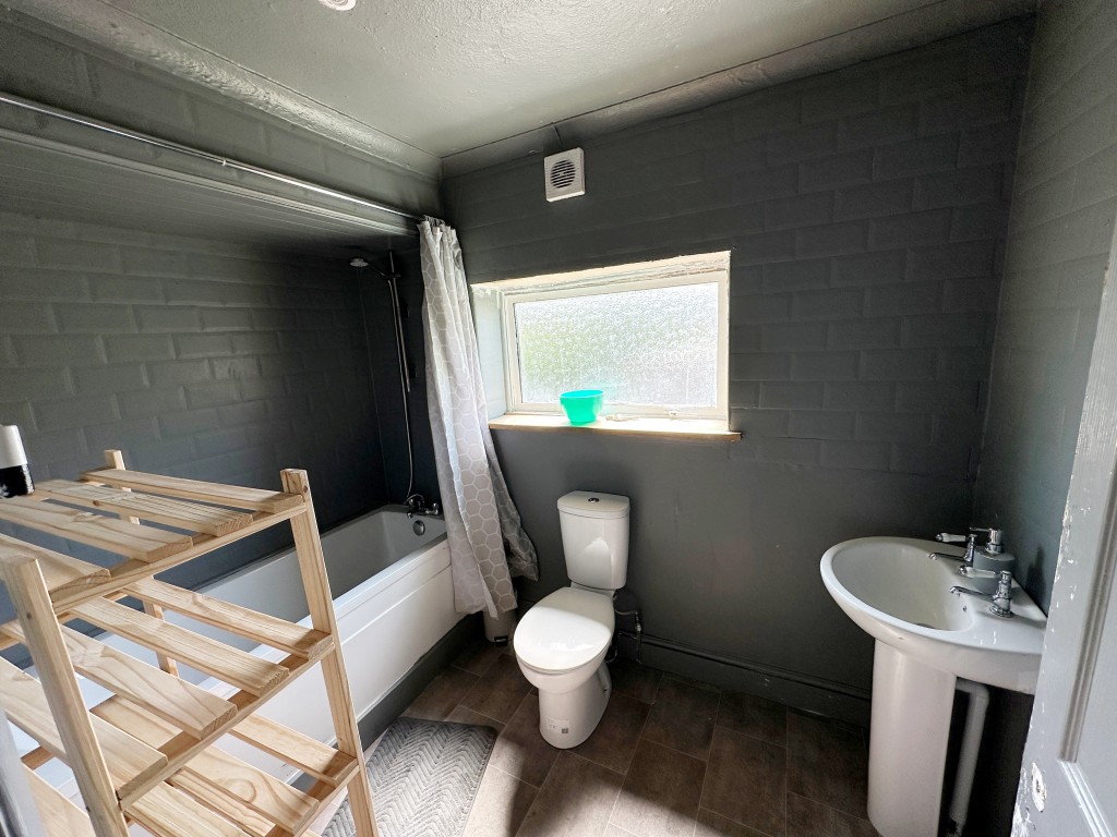 Lot: 103 - THREE-BEDROOM END-TERRACE PROPERTY - Bathroom